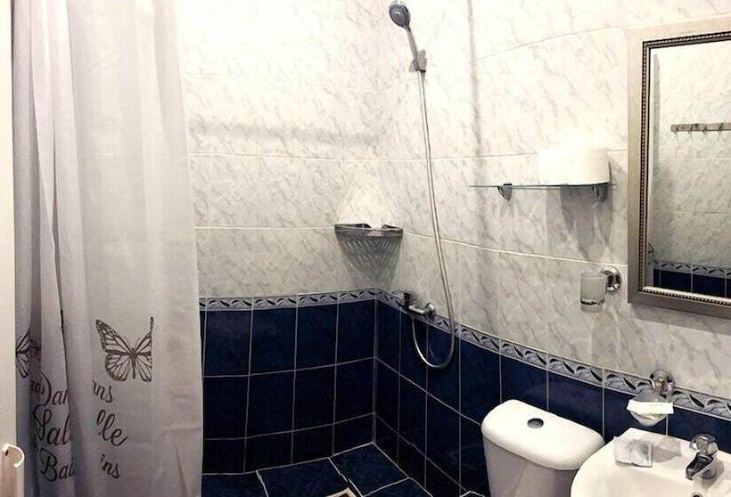 اتاق لوکس سه تخته, Sergiy