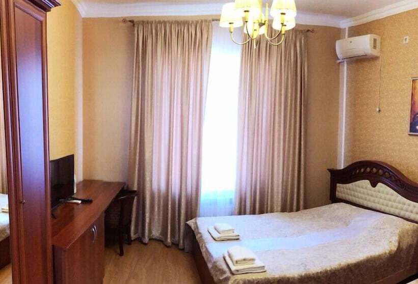 اتاق لوکس سه تخته, Sergiy