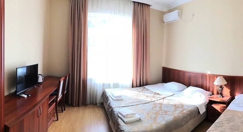 اتاق لوکس سه تخته, Sergiy