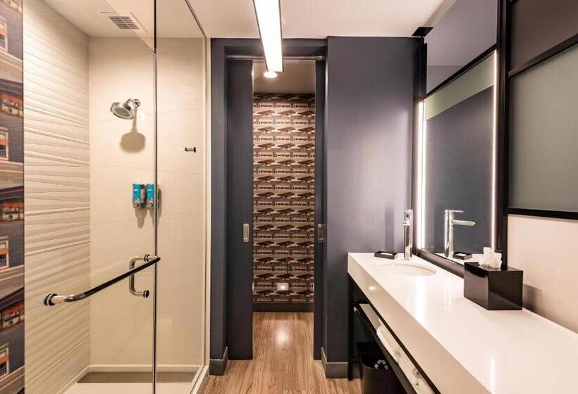 适合残疾人士使用的带超级大床的标准间, Aloft Savannah Downtown Historic District