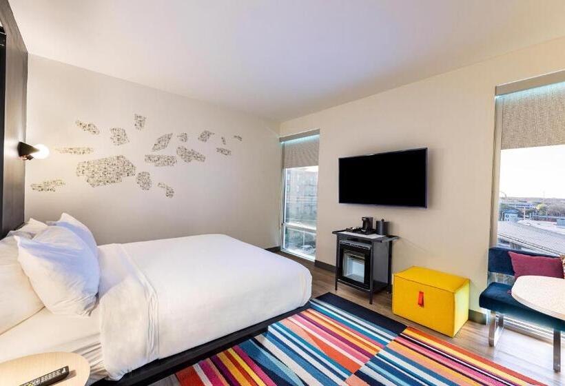 适合残疾人士使用的带超级大床的标准间, Aloft Savannah Downtown Historic District