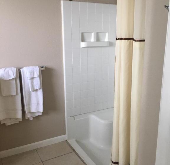 חדר סטנדרט מותאם לאדם עם מוגבלויות, The Bayside Inn & Marina