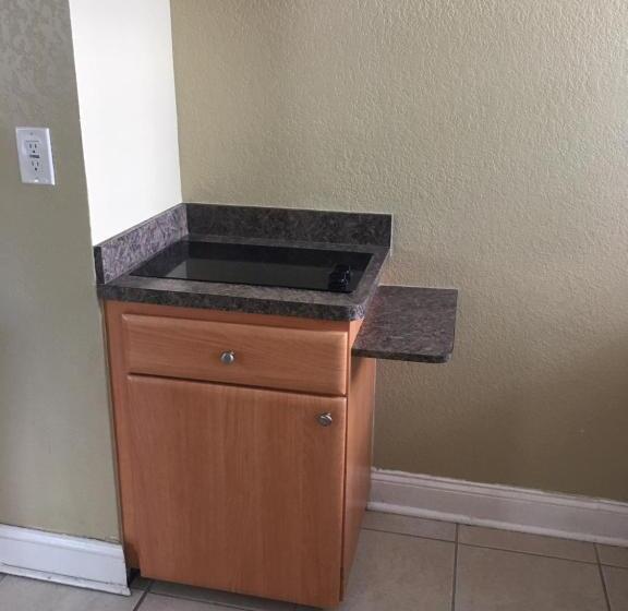 חדר סטנדרט מותאם לאדם עם מוגבלויות, The Bayside Inn & Marina