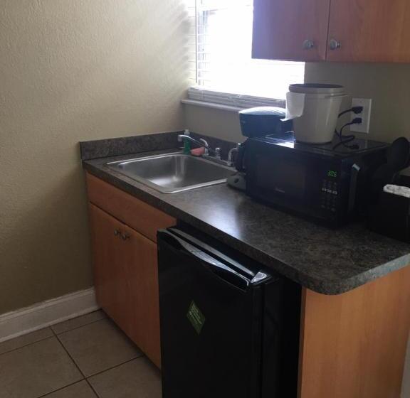 חדר סטנדרט מותאם לאדם עם מוגבלויות, The Bayside Inn & Marina