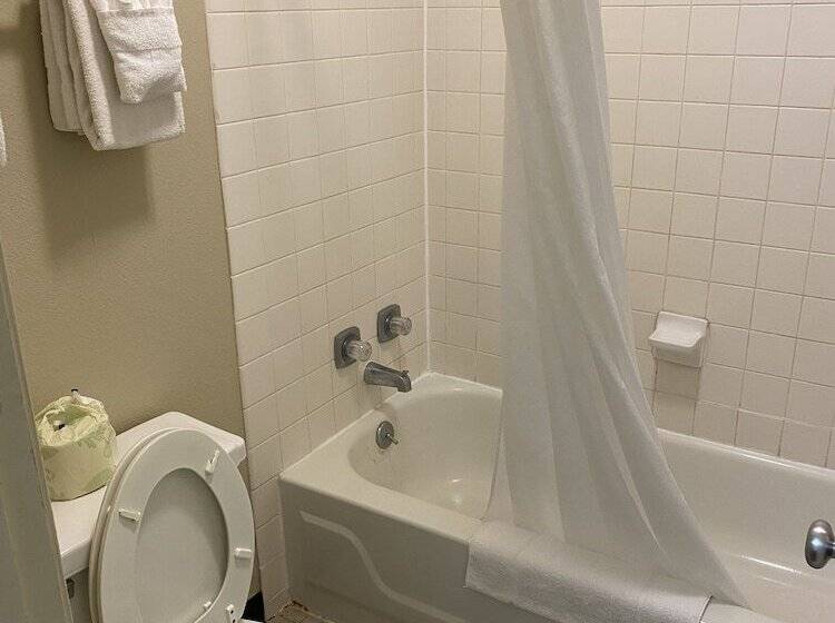 غرفه قياسيه سريرين مزدوجين, Rodeway Inn