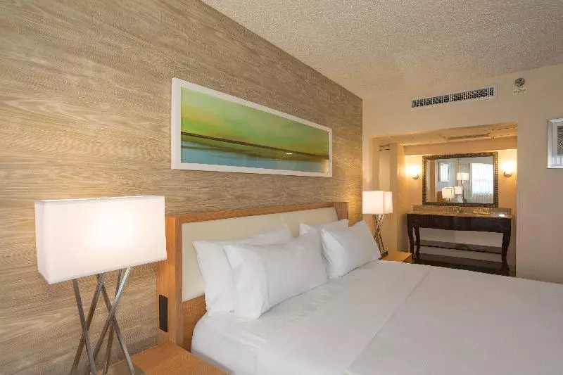 اتاق استاندارد با تخت بزرگ, Holiday Inn Miami Beachoceanfront, An Ihg