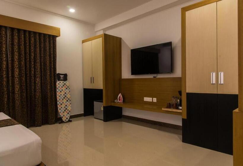 جناح عائلي, The Hotel Canoe