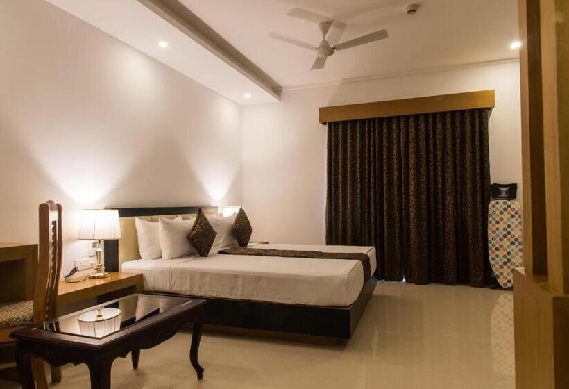 جناح عائلي, The Hotel Canoe