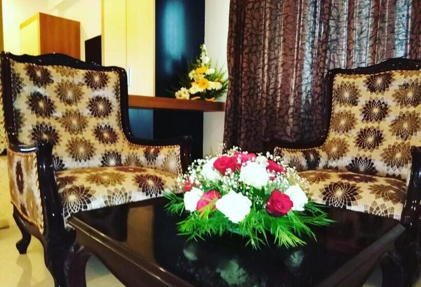 جناح عائلي, The Hotel Canoe