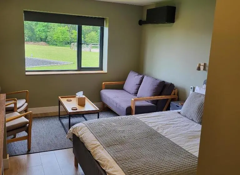 اتاق خانوادگی, Open Acres Accommodation And Airport Parking