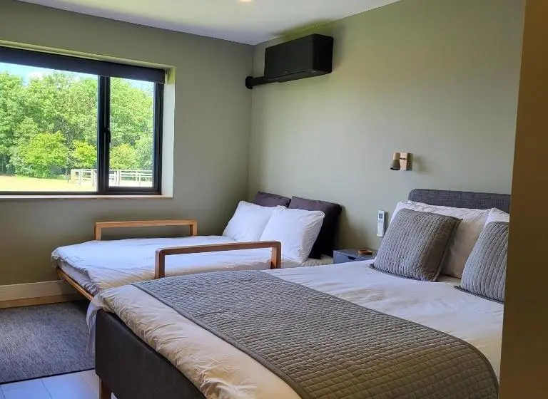 اتاق خانوادگی, Open Acres Accommodation And Airport Parking