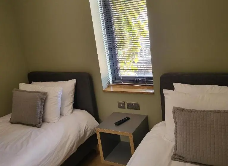 اتاق خانوادگی, Open Acres Accommodation And Airport Parking