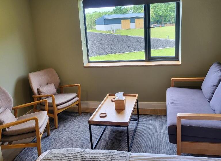 Quarto Familiar, Open Acres Accommodation And Airport Parking