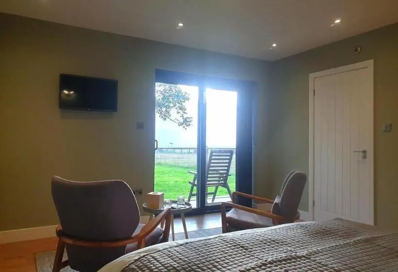 اتاق سوپریور با تخت بزرگ, Open Acres Accommodation And Airport Parking