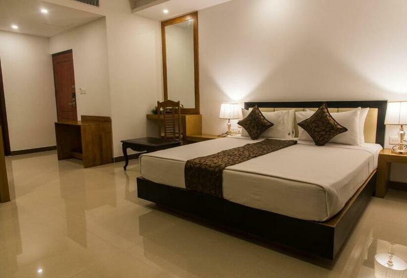 جناح عائلي, The Hotel Canoe