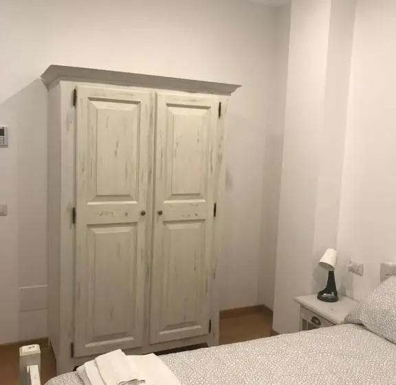 اتاق لوکس, A Casa Di Titty