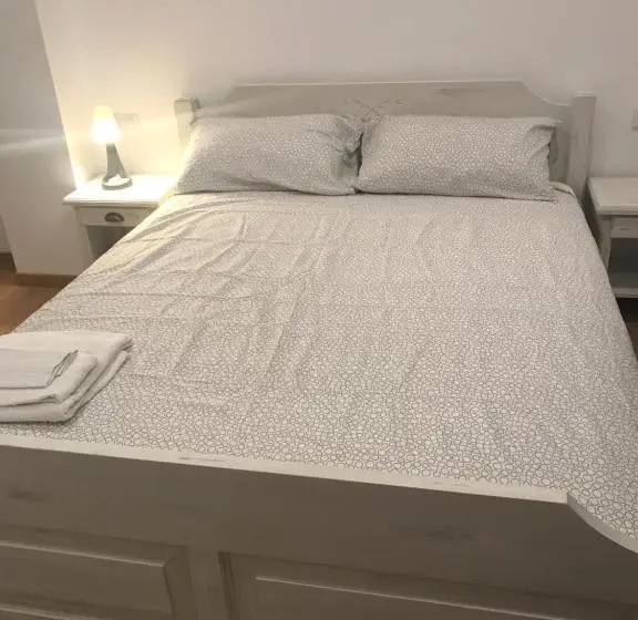 اتاق لوکس, A Casa Di Titty