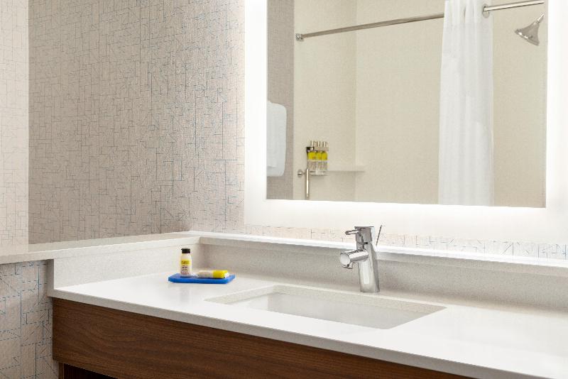 Люкс Кровать Кинг, Holiday Inn Express & Suites   Beaver Dam, An Ihg