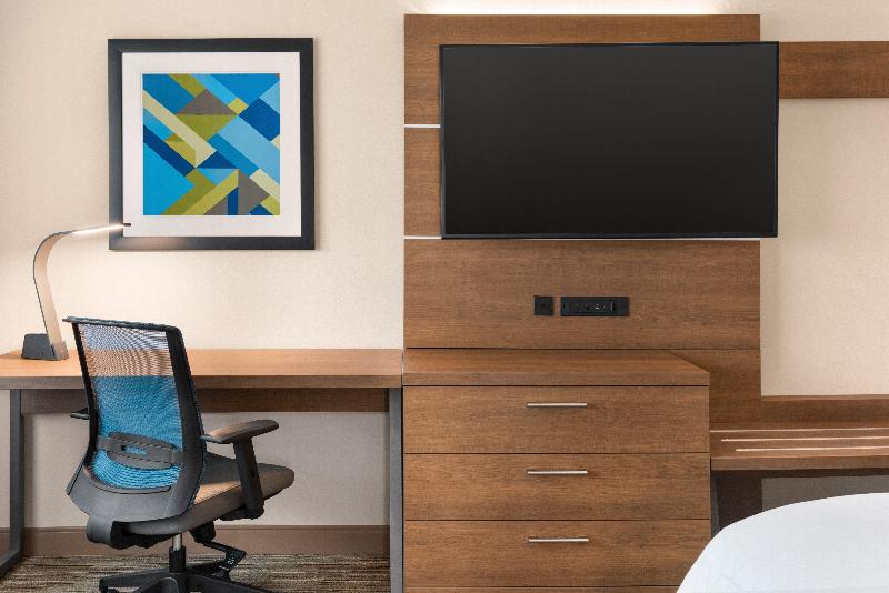 Номер Стандарт Кровать Кинг Адаптированный для Инвалидов, Holiday Inn Express & Suites   Beaver Dam, An Ihg