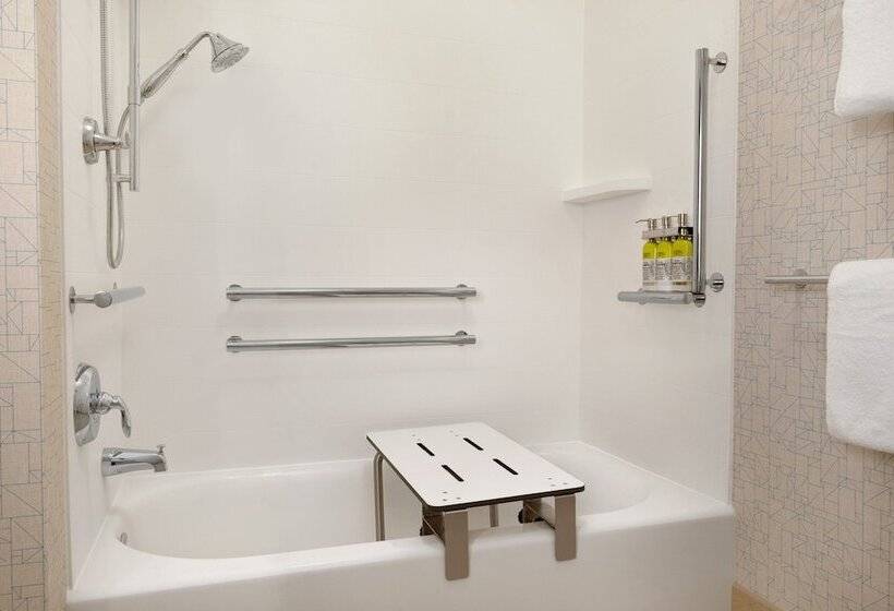 Люкс Адаптированный для Инвалидов, Holiday Inn Express & Suites   Beaver Dam, An Ihg