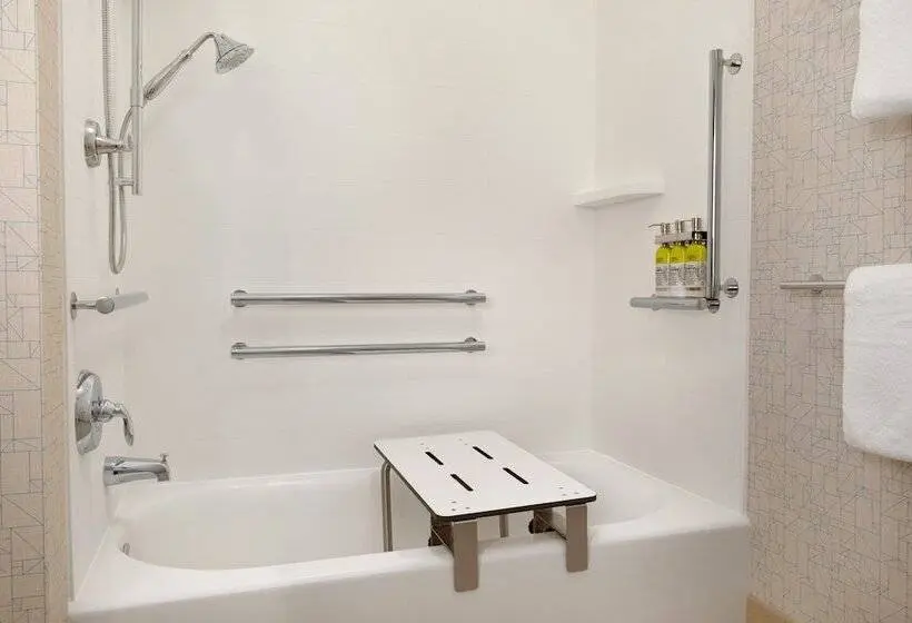 身障者適用スイートルーム, Holiday Inn Express & Suites Beaver Dam, An Ihg