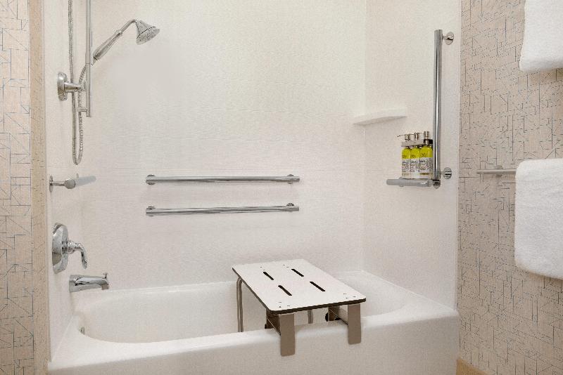 غرفة قياسية سرير كينج لذوى الإحتياجات الخاصة, Holiday Inn Express & Suites   Beaver Dam, An Ihg