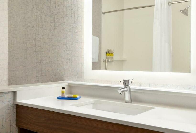 Номер Стандарт, Holiday Inn Express & Suites   Beaver Dam, An Ihg