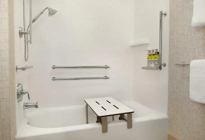 身障者適用スイートルーム, Holiday Inn Express & Suites Beaver Dam, An Ihg