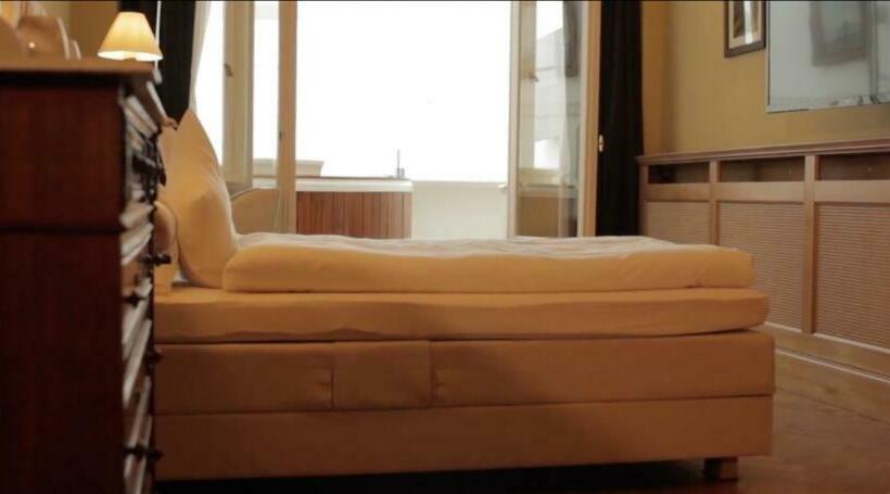 デラックスジュニアスイート, Hollerbusch