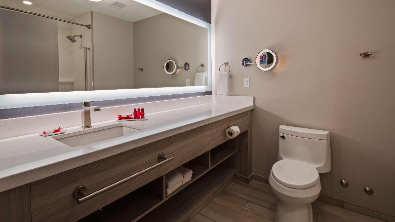 מיטת קינג בסוויטה, Best Western Premier Winnipeg East