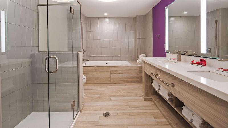 מיטת קינג בסוויטה, Best Western Premier Winnipeg East