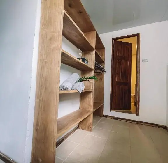 Deluxe Suite King Bed, El Gato Rojas Surf Hostel