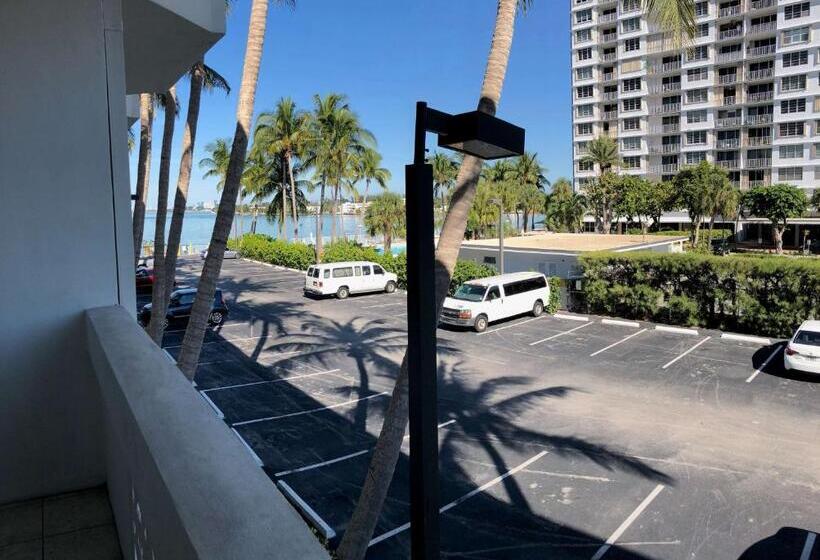 חדר לארבעה סטנדרטי עם מרפסת, Palm Tree Club Miami