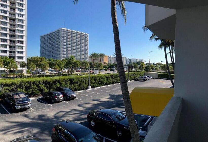 חדר לארבעה סטנדרטי עם מרפסת, Palm Tree Club Miami