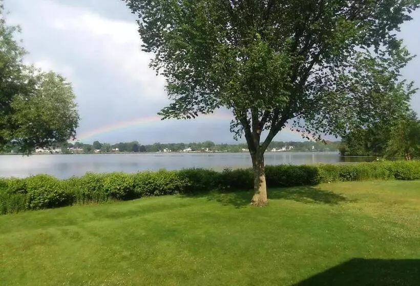 اتاق استاندارد با چشم‌انداز دریاچه, Lakeside Inn