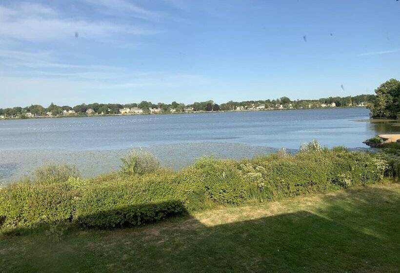 Номер Стандарт, Lakeside Inn