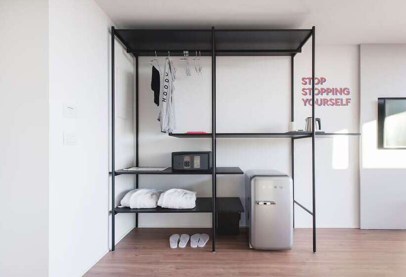 패밀리 주니어 스위트, Hoody Active & Happiness