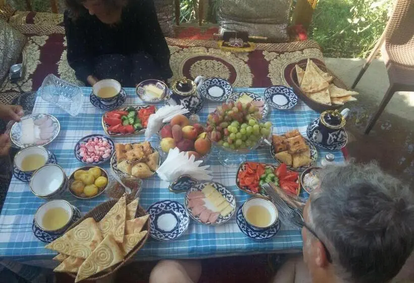 اتاق لوکس با چشم‌انداز باغ, Guest House Khiva Boyjon Ota