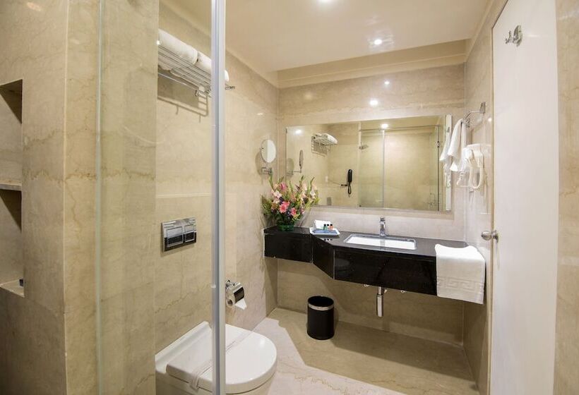 이그제큐티브 트리플, Ziona Luxurious