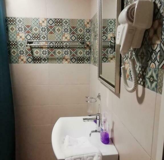 اتاق استاندارد, Layaali Amman