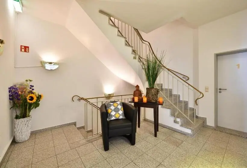 استودیوی استاندارد, Ford Apartment