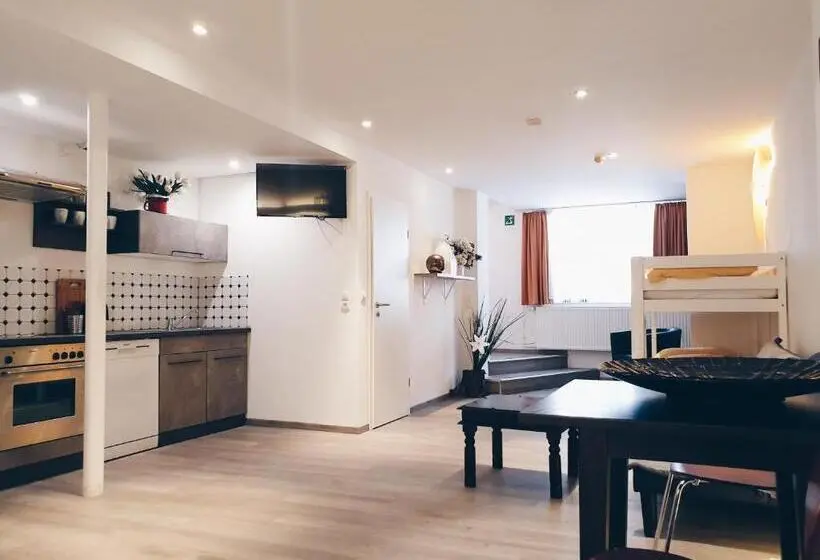 آپارتمان 1 خوابه همکف, Ford Apartment