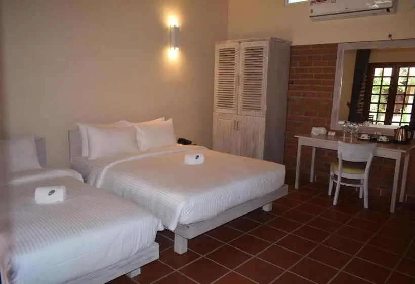 Deluxe Kolmen Hengen Huone, Olinia Airport