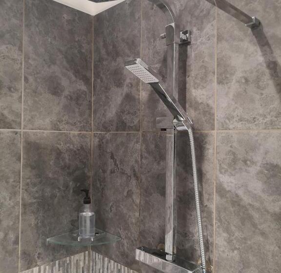 패밀리 룸, Honeysuckle Homestead