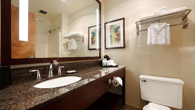 חדר סטנדרט עם מיטת קינג, Best Western Rocky Mountain Lodge