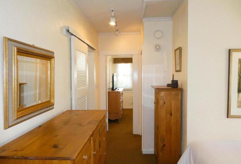 ２ベッドルームハウス, Briarwood Inn