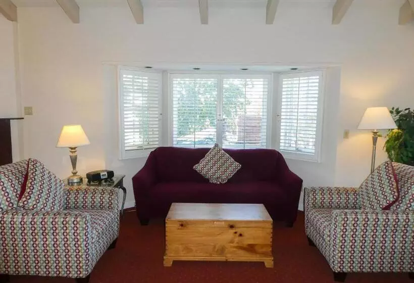 1 Bedroom Penthouse Apartment, Briarwood Inn