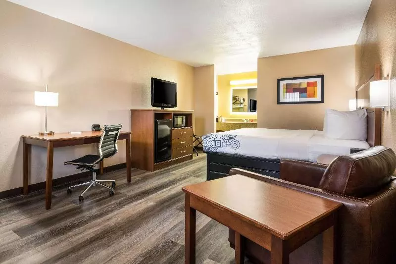 キングサイズベッドのスタンダードルーム, Surestay Plus Hotel By Best Western Poteau