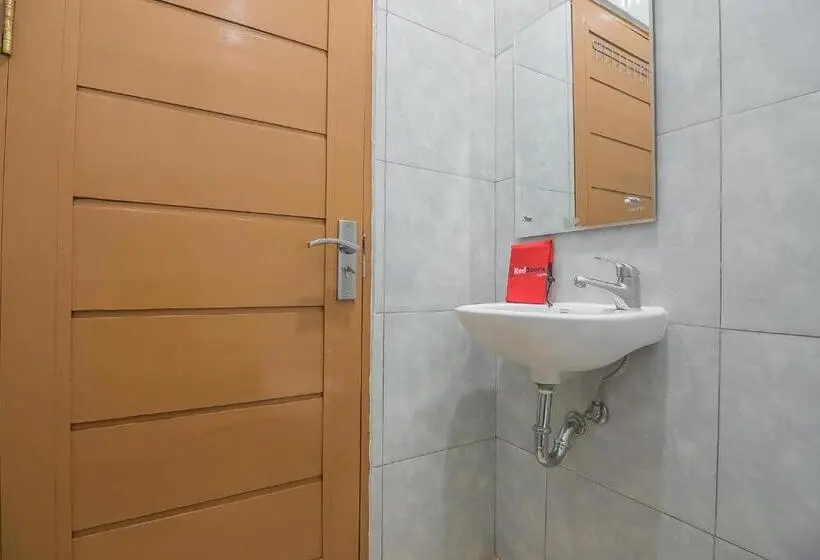 デラックスルーム, Reddoorz Plus Near Syamsudin Noor Airport 3