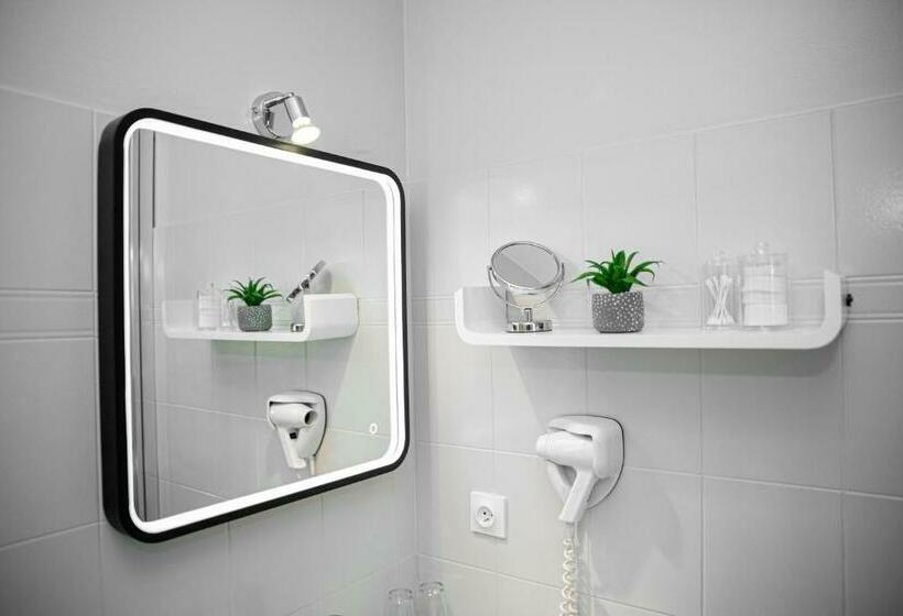 غرفة قياسية, Des Dauphins